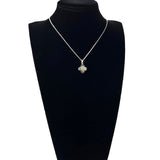 Pendentif fleur de nacre grise