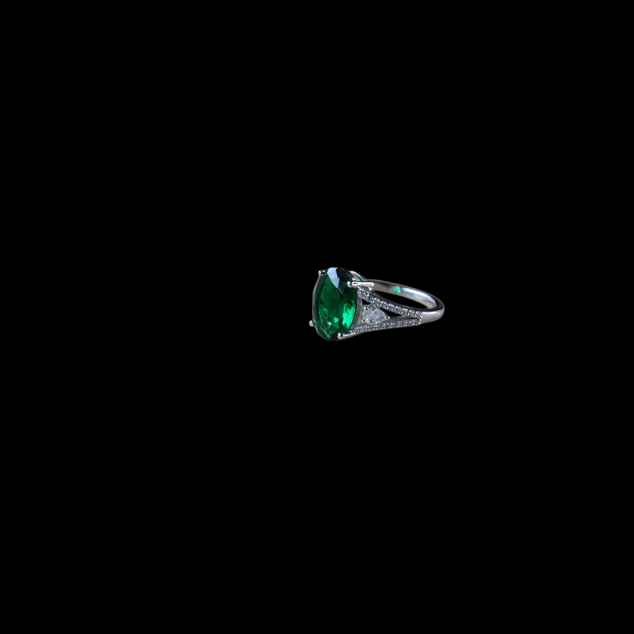 Bague verte avec zirconium